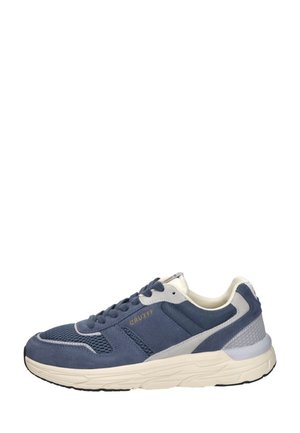 Sportieve sneaker in marineblauw en grijs met mesh- en suèdepanelen, witte dempende zool, marineblauwe veters en het "CRUYFF"-logo in goud aan de zijkant.