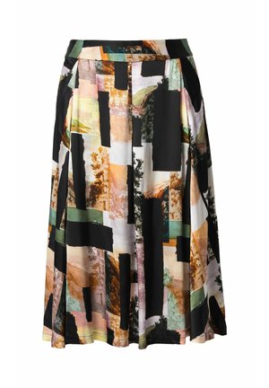 Falda acampanada hasta la rodilla en tejido liso, con un diseño de patchwork en tonos negros, verdes y terrosos, con estampados abstractos de paisajes.