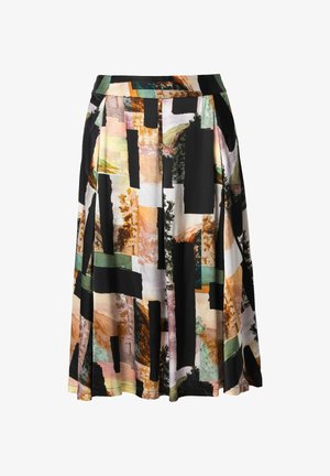 Falda acampanada hasta la rodilla en tejido liso, con un diseño de patchwork en tonos negros, verdes y terrosos, con estampados abstractos de paisajes.