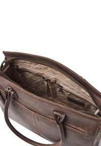 Bolso de mano de cuero marrón con dos asas, cierre de cremallera y múltiples bolsillos internos. El interior presenta una tela lisa de color beige con un patrón de logotipos.