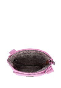 Rosa väska med dragkedjestängning, som har en slät utsida och ett tyginre med logomönster. Inkluderar ett litet blixtlåsfack inuti.