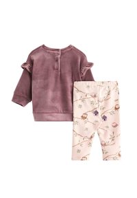 Haut en polaire violet avec des manches volantées, associé à des leggings rose clair ornés de motifs de hiboux et de branches. Texture douce, coupe confortable.