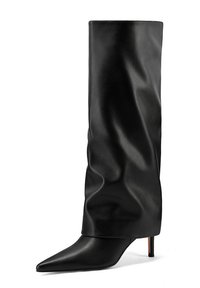 Bota negra de cuero hasta la rodilla con diseño arrugado, punta afilada y tacón de aguja estrecho. Textura suave con un acabado elegante.