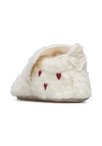 Pantofole morbide bianche e pelose con piccoli motivi a cuore rossi e una suola in suede, viste da un'angolazione posteriore.