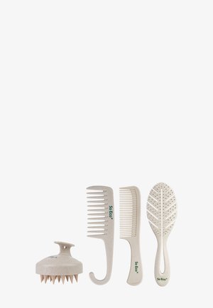 Fyra miljövänliga hårverktyg i ljus krämfärg: en hårbottenmassager, bredtandad kam, rak kam och en paddelborste med bladdesign.
