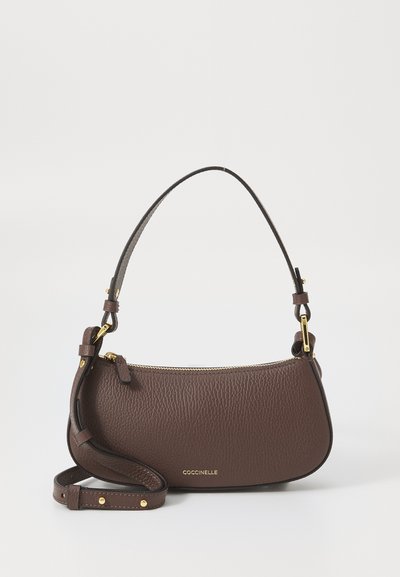 Sac bandoulière en cuir marron avec une finition texturée, quincaillerie dorée, sangle ajustable et fermeture à glissière. Présente un logo à l'avant.