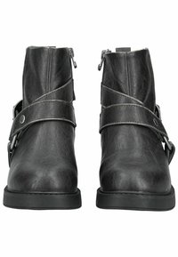 Botas de cuero negras hasta el tobillo con dos correas diagonales, acentos de hardware plateado y cremalleras laterales. Superficie texturizada y suelas de goma gruesas.