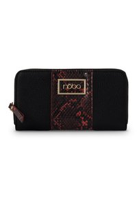 Portafoglio nero strutturato con un pannello in stampa serpente rossa e nera, dotato di una placca logo dorata e chiusura con zip. Materiali lisci ed impressi.