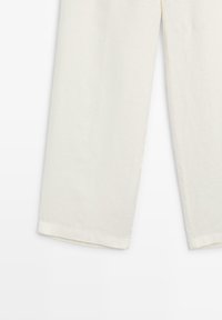 Bílé bavlněné kalhoty s rovný střihem, s čistým zakončením na lemech a jemnou, hladkou texturou. Jednoduchý design bez ozdob.