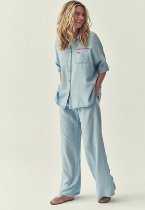 TATUUM, ARTICLE TAG: BLOUSES/SHIRTS - ARTICLE NAME: CALA - Blúzka so zapínaním na gombíky - blue