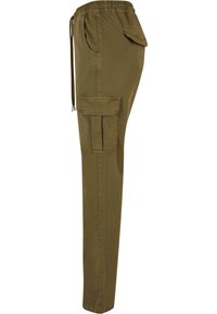 Pantalon cargo vert olive avec taille élastique, cordon de serrage, poche latérale à rabat et poche avant, vu de côté.