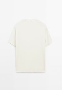 T-shirt cream a maniche corte con scollo rotondo, caratterizzato da una texture liscia e un design semplice, senza loghi o decorazioni.