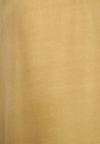 Gouden stof met een gladde textuur en subtiele verticale ribbels. Het materiaal lijkt licht van gewicht en gelijkmatig over het oppervlak te zijn.