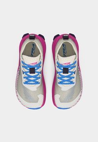 Ζευγάρι λευκά και ροζ παπούτσια για τρέξιμο σε μονοπάτια με μπλε κορδόνια, σε θεώρηση από πάνω σε λευκό φόντο.