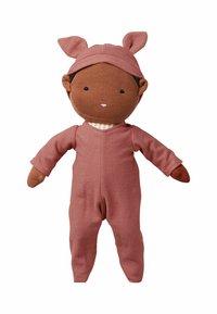 Poupée douce à la peau foncée, vêtue d'une tenue rose et d'un chapeau assorti avec des oreilles de lapin, dotée de détails faciaux brodés et d'un col rayé.