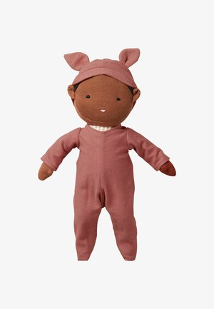 Bambola morbida con pelle scura, vestita con un completo rosa e un cappello abbinato con orecchie da coniglio, presenta dettagli facciali cuciti e un colletto a strisce.