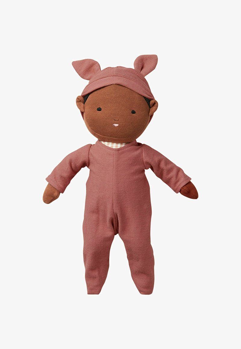 Păpușă moale cu piele închisă la culoare, îmbrăcată într-o ținută roz și o pălărie asortată cu urechi de iepure, având detalii faciale cusute și un guler în dungi.