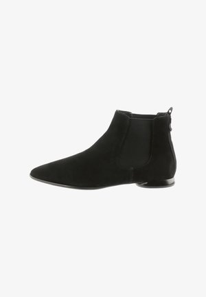 Schwarze Wildleder-Stiefeletten mit spitzem Zehenbereich, elastischen Seitenpaneelen und einer kleinen Rückenschlaufe. Flache Gummisohle. Glatte Textur.