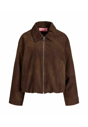Veste en daim marron avec fermeture éclair frontale, col large, manches longues et deux poches latérales, présentée sur un fond blanc.