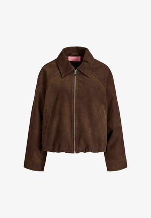 Rjava semiš jakna z zadrgo spredaj, širokim ovratnikom, dolgimi rokavi in dvema stranskima žepoma, prikazana na belem ozadju.