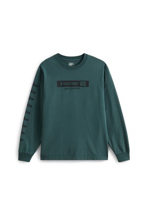 Langärmliges T-Shirt aus Baumwolle in Teal mit schwarzem Text, der auf der Vorderseite "I NEED MY VANS Built for the Beach" und auf den Ärmeln Logos zeigt.