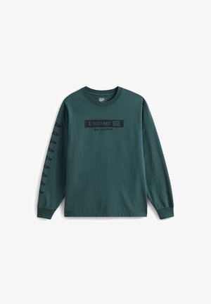 Langærmet teal bomulds T-shirt med sort tekst, der læser "JEG HAR BRUG FOR MINE VANS Bygget til Stranden" på forsiden og ærmelogoer.
