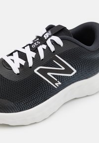 New Balance 520V8 UNISEX - Cestná bežecká obuv - black