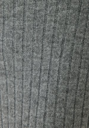 Tela de punto gris con textura de canalé vertical. El material parece suave y ligeramente texturado, con patrones alternos elevados y planos.