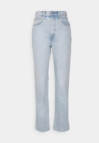 Jeans de mezclilla azul claro con cintura alta, piernas rectas y un ligero acampanado en el dobladillo. Presentan el clásico diseño de cinco bolsillos y cierre de botones.