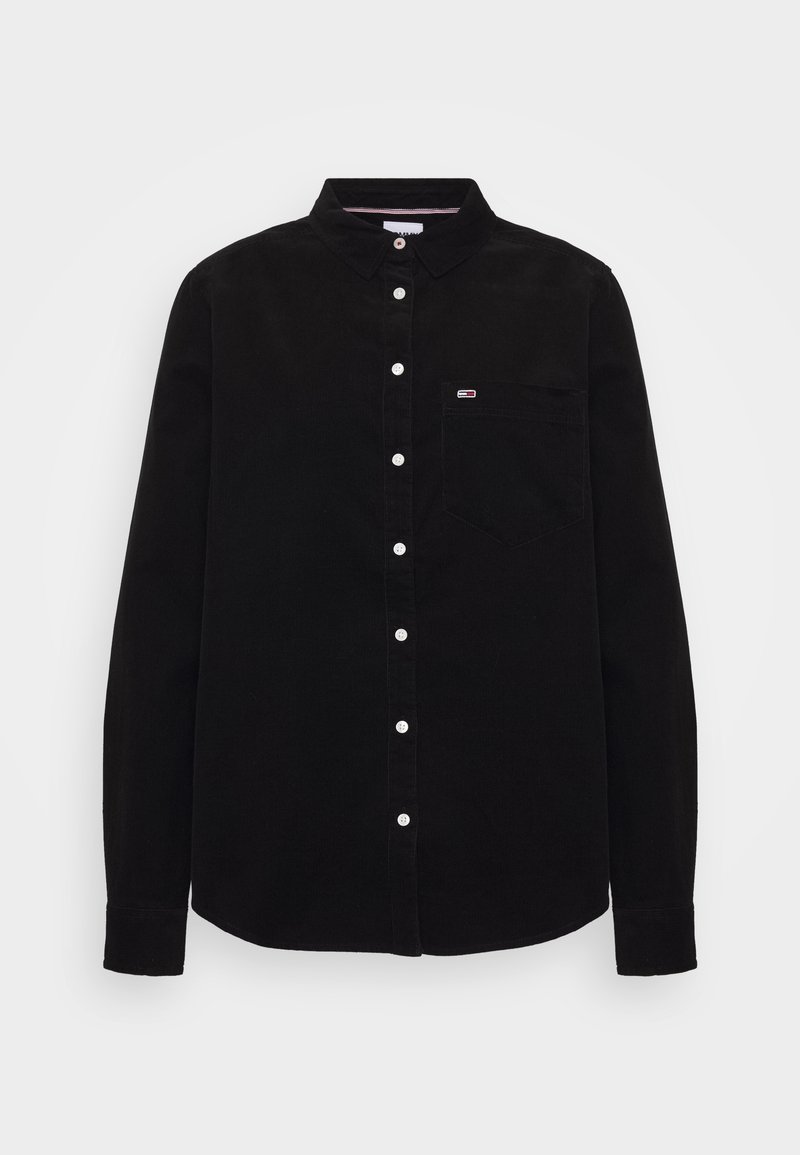 Chemise noire à manches longues avec des boutons blancs, un col et une poche poitrine avec un petit logo rouge, blanc et bleu.