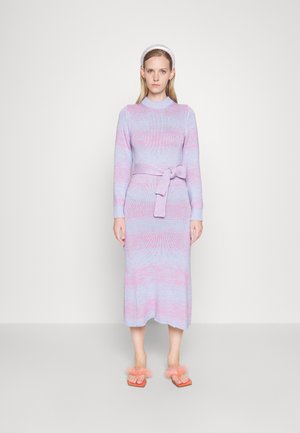 PEYTON - Robe pull - pink/blue