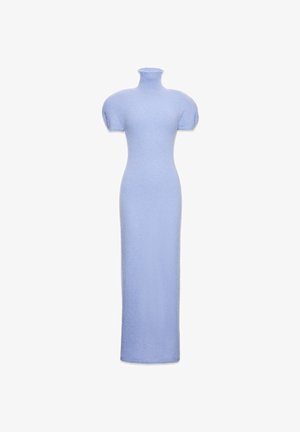 Jasnoniebieska dzianinowa sukienka z wysokim dekoltem, krótkimi bufkami i dopasowanym krojem, który sięga kostek.