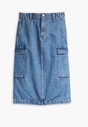 Falda de mezclilla en azul claro, con dos bolsillos delanteros y dos bolsillos de carga en los lados, con un corte recto hasta la rodilla y cierre frontal de botones.