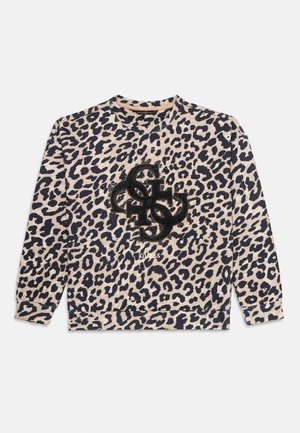 Lepardtrykt genser i beige og svart, med en teksturert svart logo og 'GUESS'-tekst i midten. Myk stoff, lange ermer.