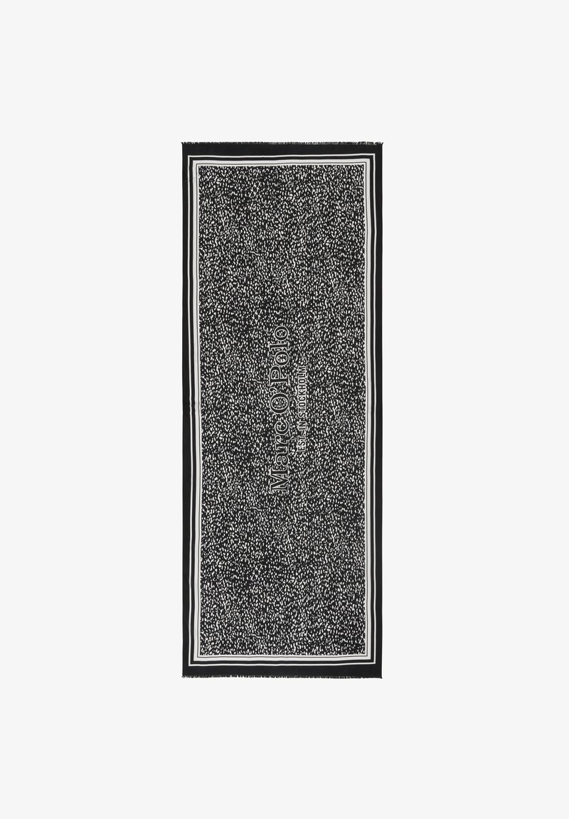 Ręcznik w czarno-białe wzory z frędzlami, z nazwą marki "Marc O'Polo" w grubym kroju pisma oraz jednolitym wykończeniem.