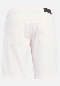Weiße Denim-Shorts mit geradem Schnitt, mittel hoher Taille, zwei Gesäßtaschen und einem schwarzen Lederpatch am Bund.