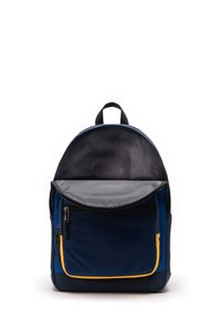 Zaino blu navy con tessuto testurizzato, parte superiore arrotondata, tasca frontale con zip e accento giallo, e manico superiore per il trasporto.