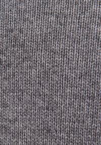 Szary dzianinowy materiał o gładkiej fakturze, prezentujący jednolity wzór ściegów. Materiał ma lekko melanżowy wygląd.