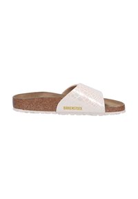 Mule Birkenstock blanche avec une sangle texturée irisée et un dessus en liège sur fond blanc.