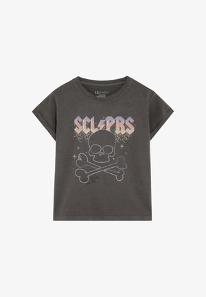 Camiseta de manga corta de color gris oscuro con texto "SCLPRS" en degradado pastel y diseño de calavera y huesos cruzados con contorno blanco en el frente.