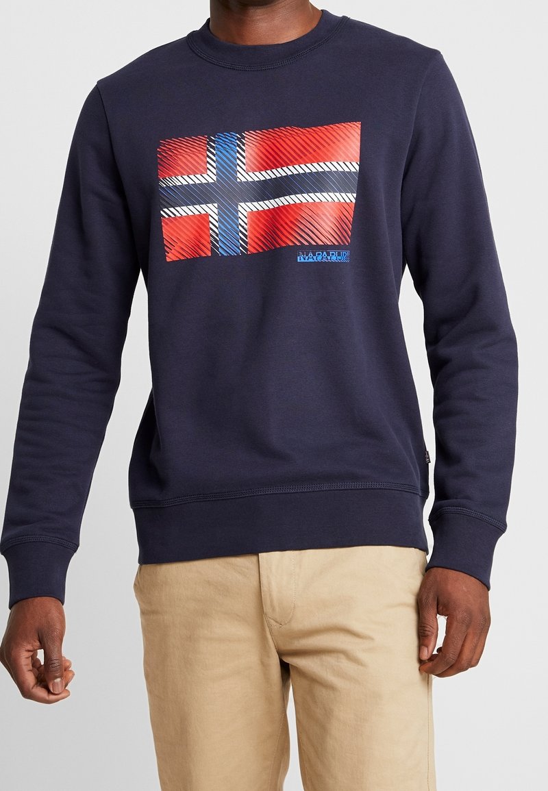 Felpa blu navy con una grafica texturizzata della bandiera norvegese in rosso, bianco e blu. Collo a giro e polsini a costine.