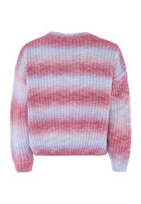 Gestrickter Pullover in pastellfarbenem Verlauf mit roten, pinken und hellblauen Streifen. Lange Ärmel und runder Hals, mit einer weichen Textur.