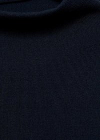 Tessuto a coste di un blu navy scuro con una superficie liscia e un collo alto. Il motivo presenta strisce verticali create dalla costina.