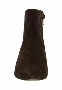 Zwarte suede enkellaars met een taps toelopende neus, een gladde textuur en een rits aan de zijkant voor eenvoudig aan- en uittrekken. Stevige constructie met een slanke silhouet.