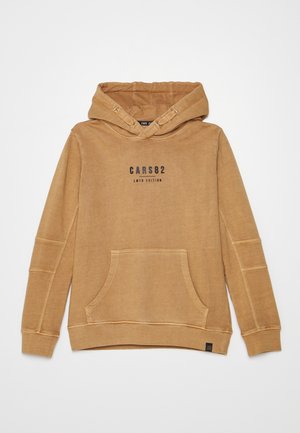 Lysebrun hættetrøje med frontlomme og "CARS82 Limited Edition" trykt i sort på brystet.