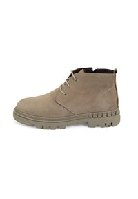 Beige Wildleder-Ankle Boots mit strukturierter Oberfläche, Gummisohle und kontrastierenden Nähten; verfügen über eine runde Zehenform und ein Schnürdesign.