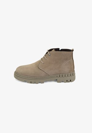 Bottines en daim beige avec une finition texturée, semelle en caoutchouc et coutures contrastantes ; dotées d'un bout arrondi et d'un design à lacets.