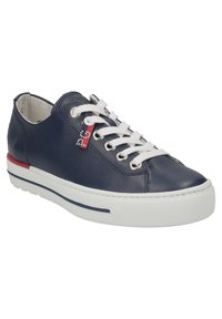 Marineblaue Ledersneaker mit weißer Gummisohle, runder Zehenpartie und weißen Schnürsenkeln. Bietet eine rote Akzentfarbe und eine strukturierte Oberfläche. Klassisches Design.