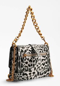 Kabelka s leopardím vzorem se zlatým řetízkovým popruhem, černými detaily, přední kapsou na zip, obdélníkovým tvarem a texturovaným povrchem připomínajícím kožešinu.
