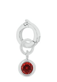 Silver hoopörhänge med en mindre ringcharm som håller en rund, facetterad djup röd �ädelstenpendel.